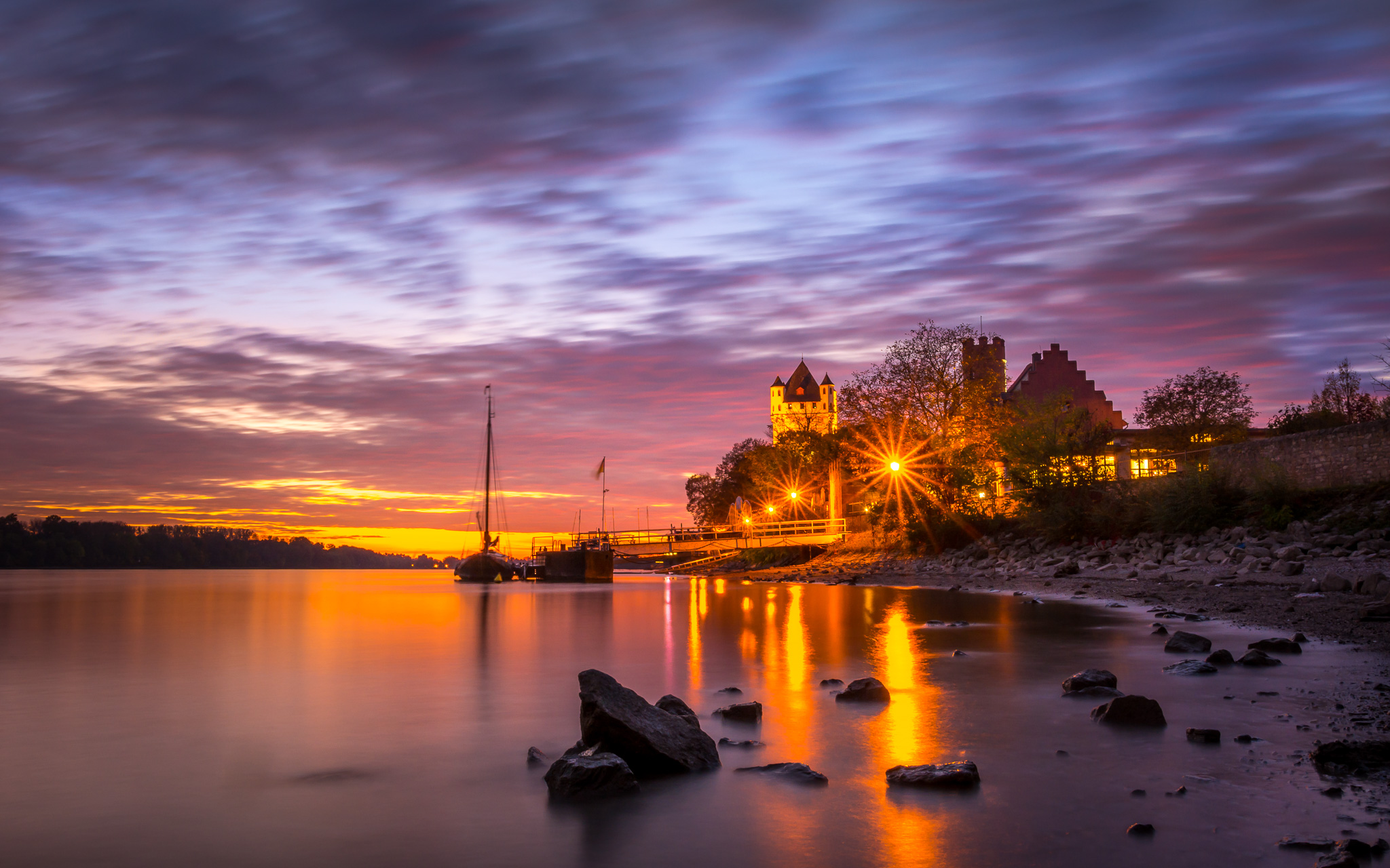 Schöner Sonnenuntergang bei Eltville am Rhein